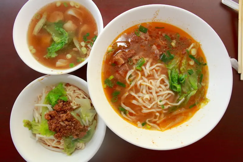 吃。高雄|左營區|果貿社區。眷村傳統美食，用餐時間人潮滿滿「如意館麵食坊」。