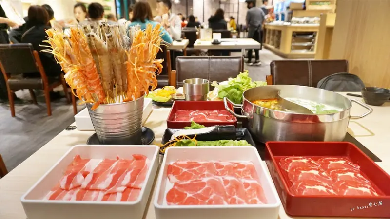★高雄左營★【星野肉肉鍋-左營新光三越店】不只肉多多火鍋吃到飽，還有一整桶肉肉蝦爆啦！