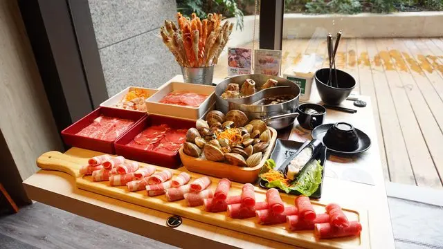 [高雄美食] 星野肉肉鍋 新光三越左營店-就是要肉肉吃到飽/ 高雄平價吃到飽 /新光三越 /高鐵餐飲