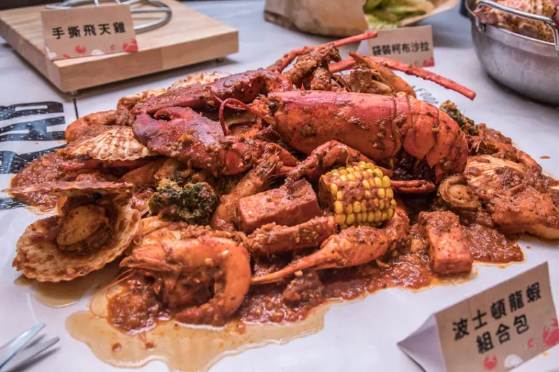 [台北信義]微風南山美食，就是不給你餐具！豪邁霸氣手抓吃海鮮！Dancing Crab Taipei蟹舞台北 - 大手牽小手。玩樂趣