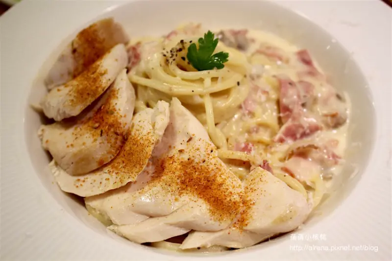 【台中南屯】Chow Chow Café 巧巧咖啡。鄰近文心森林公園，擁有明亮寬敞的大空間，隨時飄著迷人咖啡香的Chow Chow Café 巧巧咖啡，除了提供健康低脂無負擔的義式商業午餐/義大利麵/