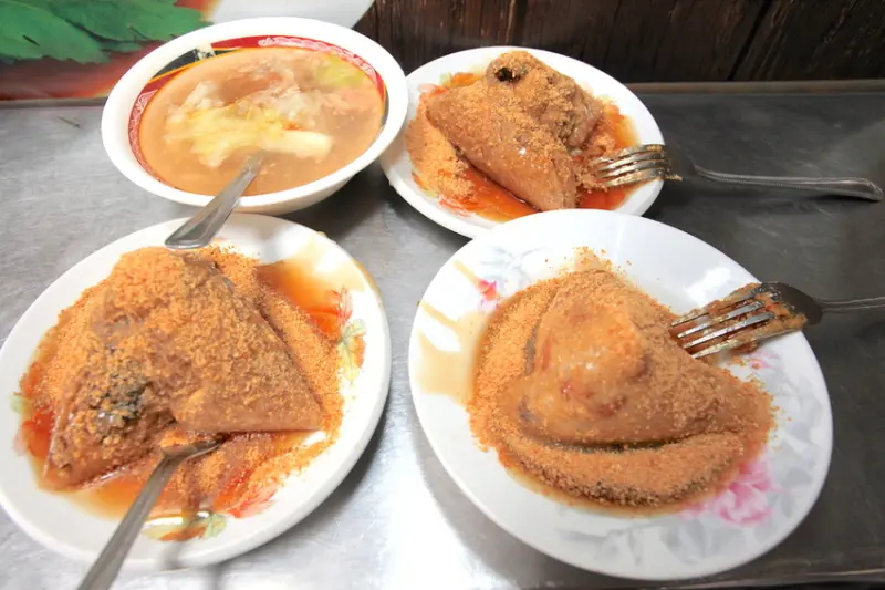 吃。高雄|鹽埕區。 新樂美食購物商場美食，高雄知名小吃「孫家肉粽」。