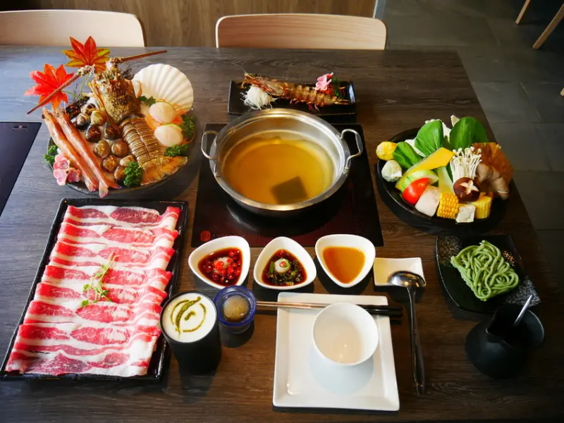 【Angelas日嚐】蝦膏滿溢的鮮肥紅刺蝦與肉多甘甜的龍蝦，金黃色的招牌昆布湯底回甘對味，冬季鍋物推薦，台北東區火鍋，王品旗下餐飲【聚北海道昆布鍋(台北忠孝東店)】 