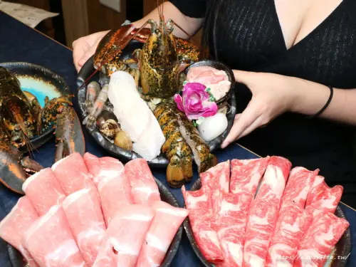吃鍋免費抽Iphone11，台中超狂剝皮辣椒雞鍋，鮑魚、整隻龍蝦入鍋外，澎派海鮮肉量再加倍