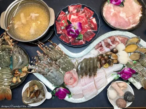大里火鍋│星八鍋鍋物潮流，CP值爆表，海鮮肉量超級多，只怕你吃不完，不怕你吃不夠！父親節活動再送肉盤！