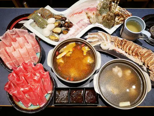 星八鍋鍋物潮流 - 台中大里特色鍋物，特色炒鍋湯頭味道超棒，吃鍋吃補一次完成，炙燒食材吸睛又美味，超霸氣海鮮盤直接拿龍蝦燉湯