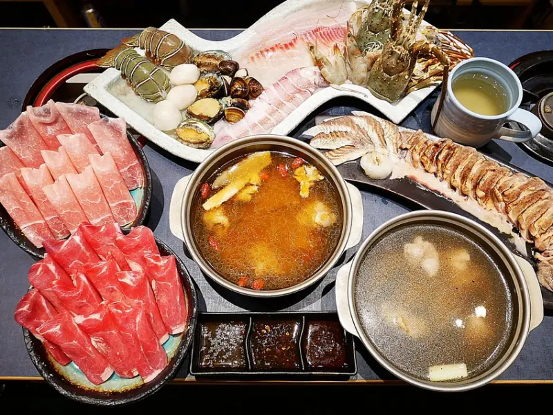 星八鍋鍋物潮流 - 台中大里特色鍋物，特色炒鍋湯頭味道超棒，吃鍋吃補一次完成，炙燒食材吸睛又美味，超霸氣海鮮盤直接拿龍蝦燉湯