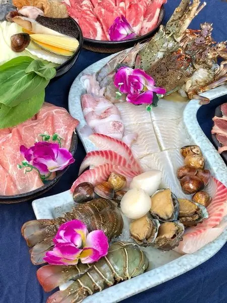 【星八鍋】獨特剝皮辣椒鮮甜火鍋｜浮誇龍蝦海鮮盤