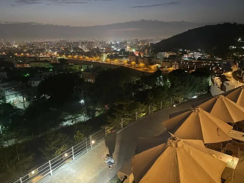 眺高 Stay with Mountain｜台中美食 🏵 夕陽倚著市景和不凡的馬鈴薯麵疙瘩 🏵
