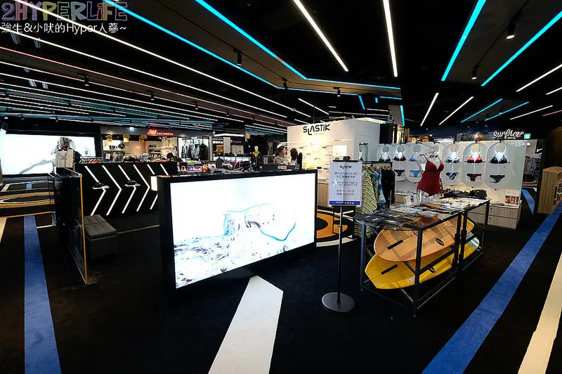 SLASTIK SHOP│前開式全功能型運動太陽眼鏡，第一間直營門市就在台中秀泰文心店！還有比基尼和防水包款喔～ @強生與小吠的Hyper人蔘~