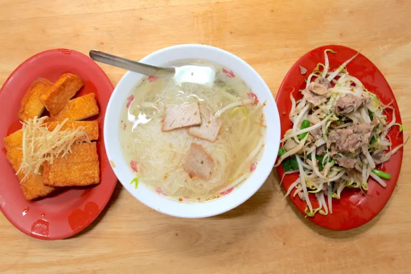 吃。高雄|鹽埕區。隱藏在復古巷弄裡，超過ㄧ甲子美味的傳承「阿標米粉湯」。