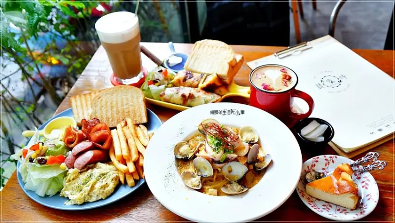 【中和美食】晨時／捷運中和站～寵物友善餐廳，有豐盛早午餐、燉飯、義大利麵、甜點、飲料選擇，晚上則變成迷人的餐酒館