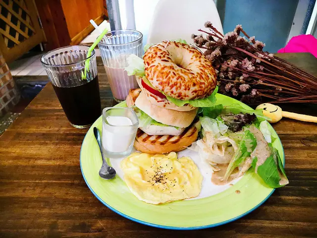 【淡水美食】緩緩早午餐(已歇業)，超值大份量大象疊疊樂，同時吃到貝果、帕尼尼和拖鞋堡，魚菜共生系統~自己吃的菜自己種!