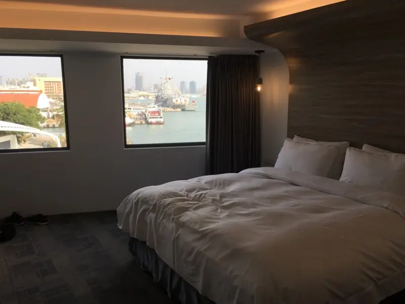 《高雄🏨鼓山》碧港良居-The Harbour 望出去就看到海，緊鄰西子灣、打狗領事館，5分鐘到鼓山渡輪、棧貳庫好完美🎠