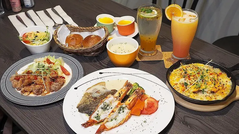 【高雄│楠梓】法杜娜多義式創意廚坊│RC遙控模型主題餐廳│楠梓義大利麵推薦。週年慶優惠多（附完整菜單）