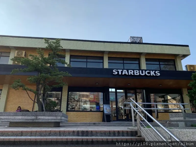 【新竹新豐】「星巴克」新竹新豐門市~全台首間舊火車站改建/又攻下一間特色星巴克啦!