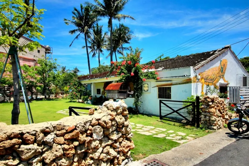 【屏東】恆春鎮外的鄉間小路上，有著永垂不朽生命力的老藥櫃咖啡廳，肥春號Fatchun Café