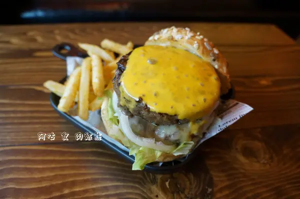 【臺南Ω東區】肉慾熊。挑戰下巴極限，大口享受肉汁爆溢的愉悅