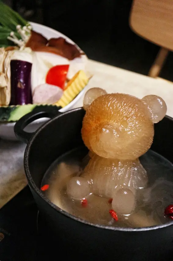 『桃園美食』Mr.路克品牌火鍋店｜母湯小熊曬日光浴特色美食鍋物！融化少女心～