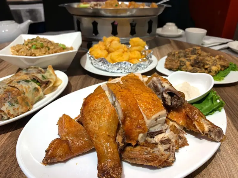 小北平麵食館｜限量必點招牌脆皮雞！皮脆肉嫩真功夫菜！裝潢舒適的北方菜餐廳！圓桌聚餐長輩最愛！台北民生社區美食推薦