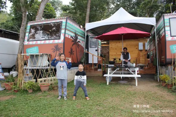 【桃園。大溪】水漾石門-諾美締露營車。輕鬆入住觀星露營車，眼前望去的是千變萬化的石門水庫夢幻湖景，翠綠草地更是孩子們恣意奔跑、擁抱大自然的好去處！