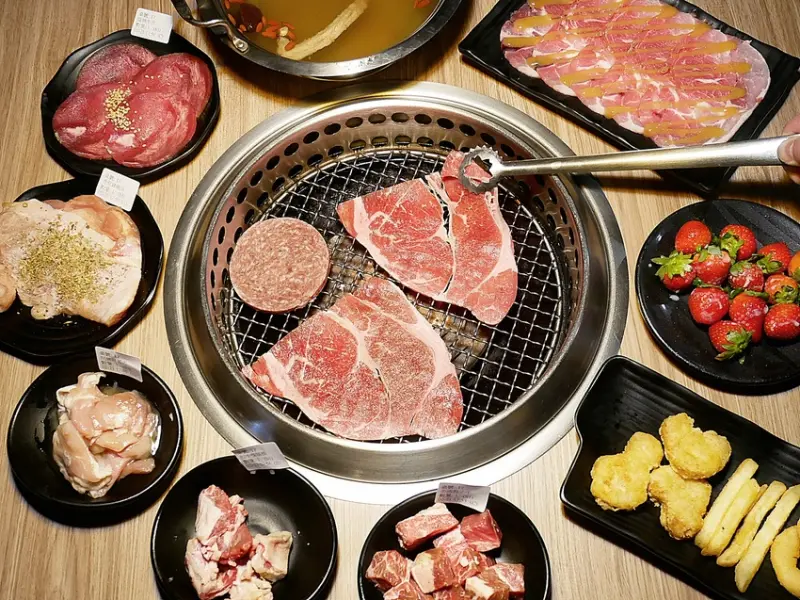 千兵衛無煙燒肉-桃園火鍋燒肉吃到飽，啤酒也無限暢飲，限時草莓爽吃供應! 透過平板點餐快速不漏單，還附設兒童遊樂區讓爸媽可以輕鬆用餐