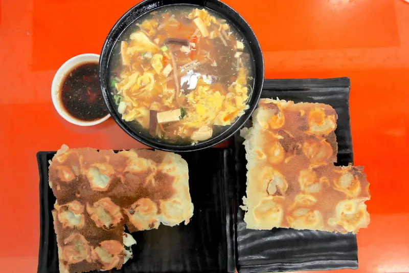 吃。高雄｜岡山區。獨特的九層塔煎餃及水餃。餃類專賣店「餃屋」。