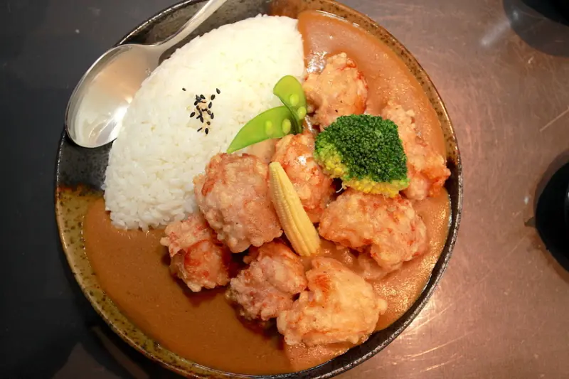 吃。台南｜中西區。開幕不久日式美食，日式咖哩專賣店，值得樂天小高推薦「小鐵職人咖哩」。