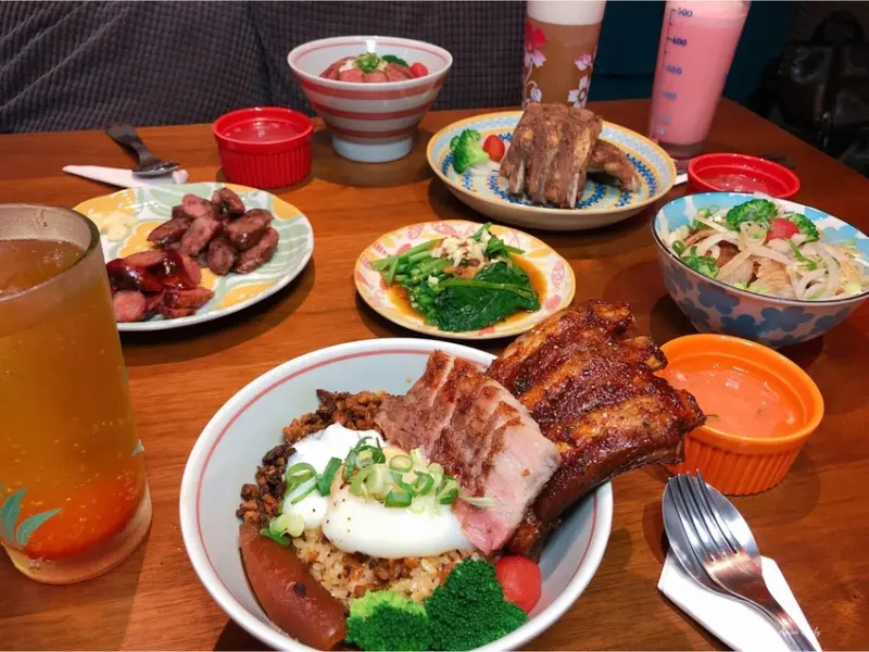 | 高雄美食 | 最舒適最慵懶最像家的巷弄美食/還有Switch隨你玩/有故事的小餐館抵家Sapah