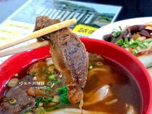 苗栗三義牛肉麵店 ❤ 巧味牛肉麵館 ❤ #在地人氣美食 #巧味牛肉麵館菜單 #三義美食 #三義木雕街周邊美食 #三義麵館