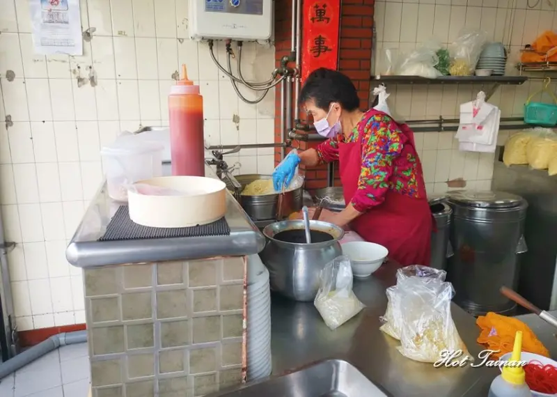 【台南美食】台南南區灣裡必吃美食，超過一甲子的灣裡火城麵！九母魚酥必點~ - 熱血玩台南。跳躍新世界