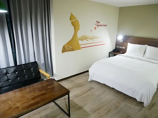 享住旅店-基隆車站附近住宿  入住前或退房後都可以寄放行李  而且房間好大好遼闊  浴缸可以塞進兩個人  泡澡泡到不想起來              