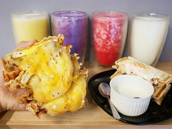 藝司藝思-台中北區輕食  親切銅板價享用繽紛果汁和牽絲無極限熱壓土司  午茶時光輕鬆又愜意