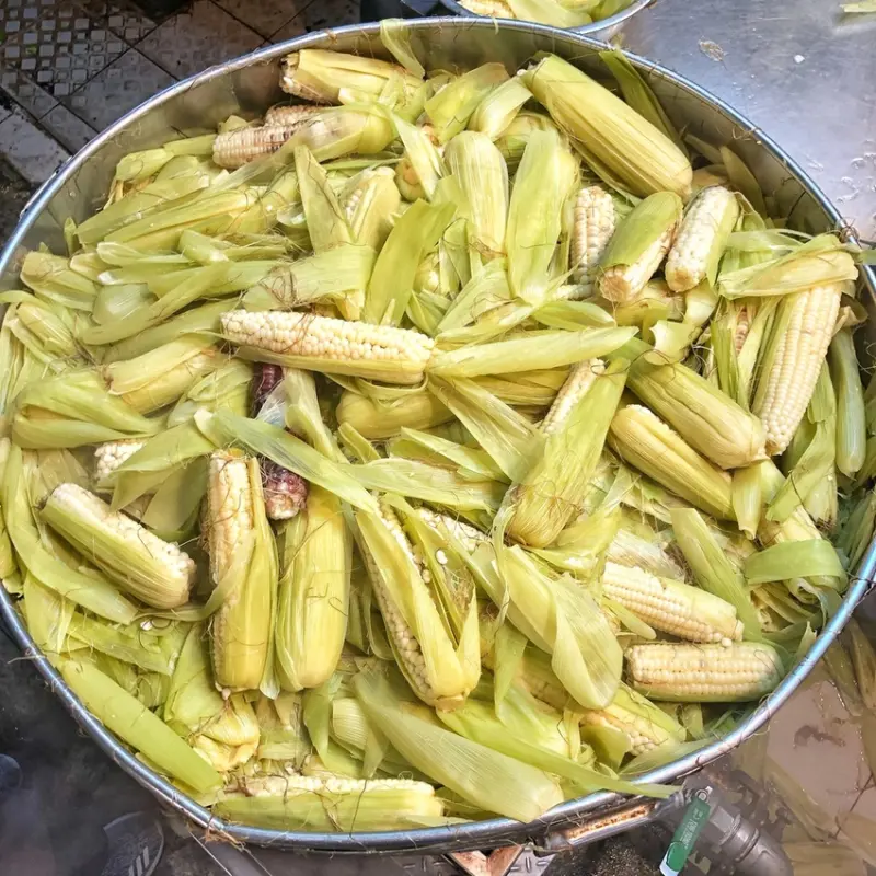 【 台南 ‧ 中西區 】鄭記玉米 百年東菜市場裡的人氣小吃 每隻玉米香甜又Q彈