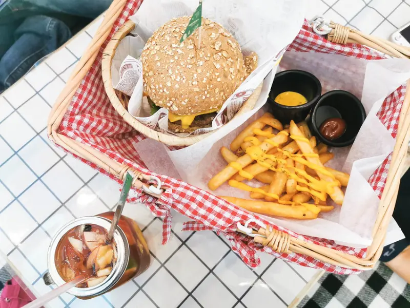 (新莊美食/新莊早午餐)食光草原-來辦個野餐PARTY,寵物友善餐廳,新莊體育館正對面
