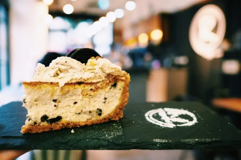 【台北芝山站 | 咖啡廳】感覺Chill且迷人的大人味咖啡廳☞路口加啡 Caffe’Rue