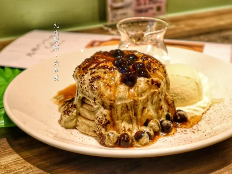 [微風南山♥台北101世貿站]九州鬆餅-微風南山必訪店之一！！獨家限定！！鹿兒島焙茶提拉米蘇鬆餅！！根本珍珠瀑布阿！！(九州鬆餅MENU連結)