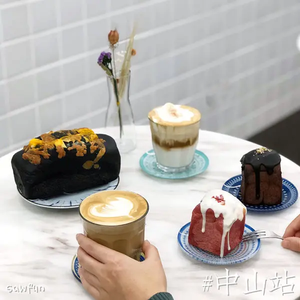 【台北美食】遇fun胃_東橋商店 中山站美食 六條通韓風吐司店 日本烘培技術 臺灣女孩和韓國歐巴的愛情手撕麵包店 Q彈口感 草莓內餡 起司乳酪一次滿足