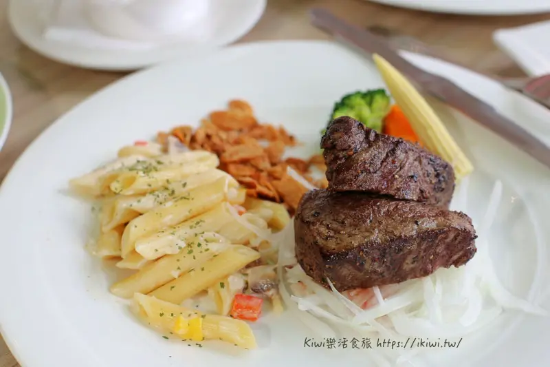 彰化吉品紐約牛排餐廳推薦｜豬排雞排魚排牛排套餐280元起，免費自助吧吃到飽不收服務費，超值排餐創意料理推薦 - Kiwi 樂活食旅