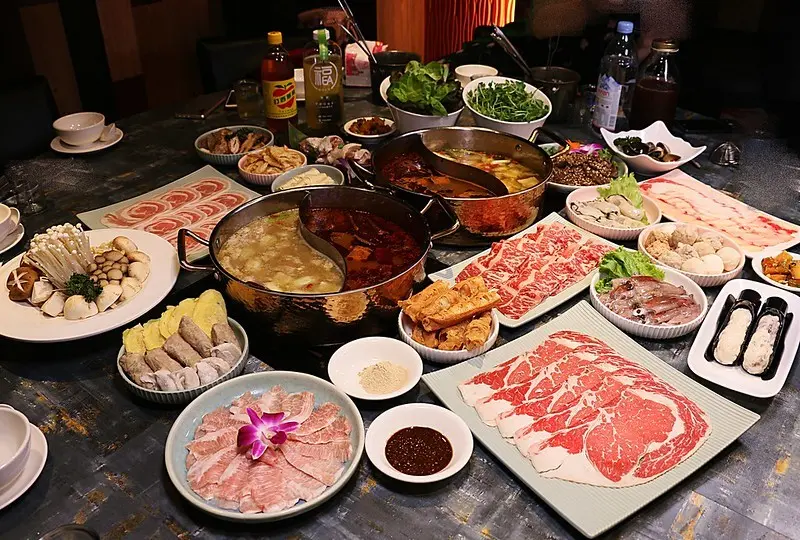 台北麻辣鍋/宵夜美食『老撈麻辣火鍋』胡椒豬肚雞鍋，牛尾鍋，生甜蝦，法式烤羊排，鹽烤松阪豬，商業午餐，菜單價位，老撈椒香辣醬(捷運南京復興站)