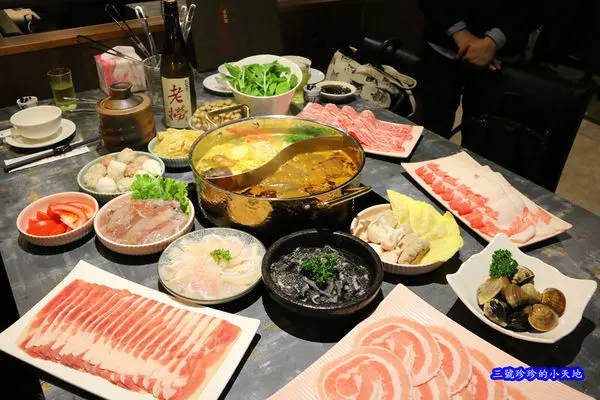 老撈麻辣鍋(鴛鴦鍋)．蒜味辣味噌湯底．海鮮食材超新鮮/黃牛胸肉超特別．台北松山區南京復興站單點式麻辣鍋．營業到凌晨一點消夜的好去處