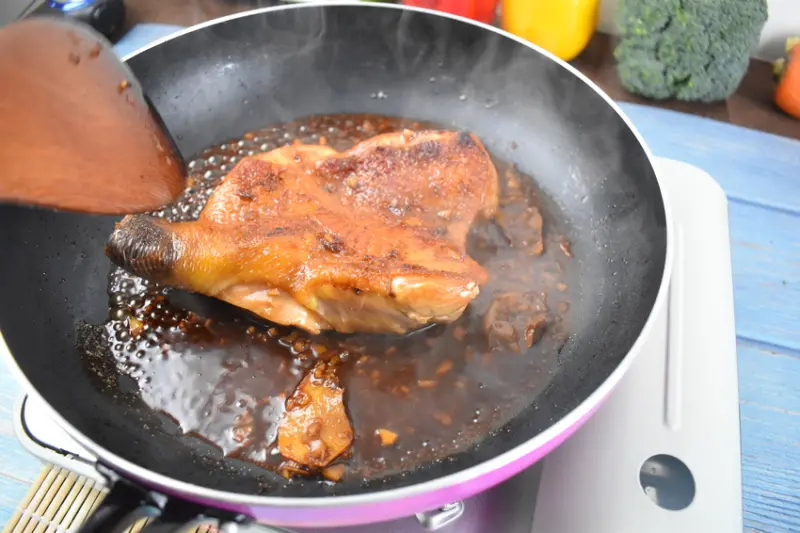 雞肉料理『雞腿排下次這樣煎更嫩更好吃』家常必學料理-生猛蜜汁腿排DIY-穎川家雞肉生鮮宅配超省時