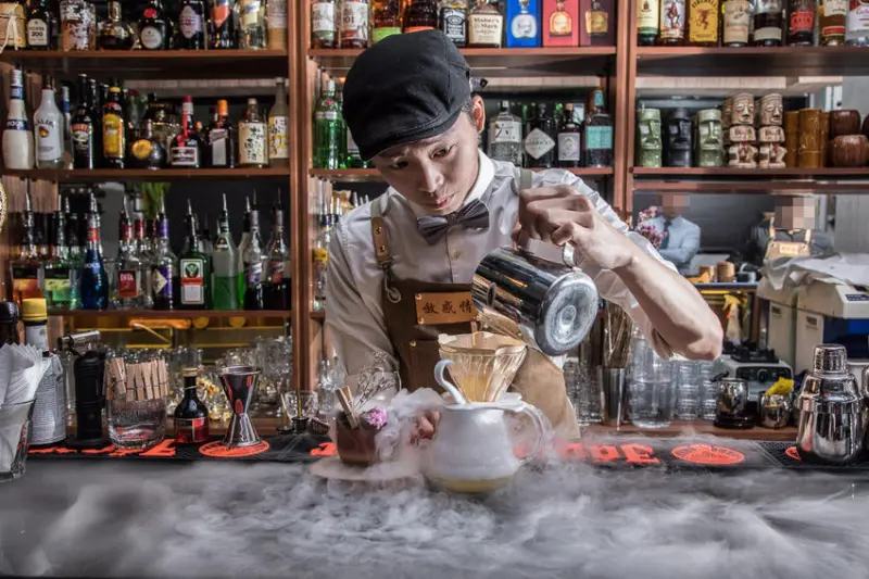 [台北信義]信義區酒吧推薦，享受調酒的美學，浮誇系特製調酒！Odin Bistro 信義放感情 - 大手牽小手。玩樂趣