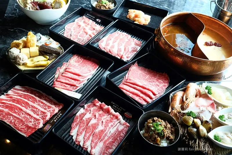 台北火鍋 | Beef King/信義旗艦店日本頂級A5和牛鍋物放題。網友喻：此生吃過最好吃的和牛，不可思議超高CP值，老闆真的失心瘋！ @蹦啾♥謝蘿莉 La vie heureuse