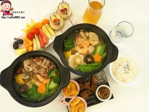 這家小火鍋用的可是祖傳不外流的藥膳湯頭，甘甜好喝，還有外送服務，居然就在桃園火車站附近