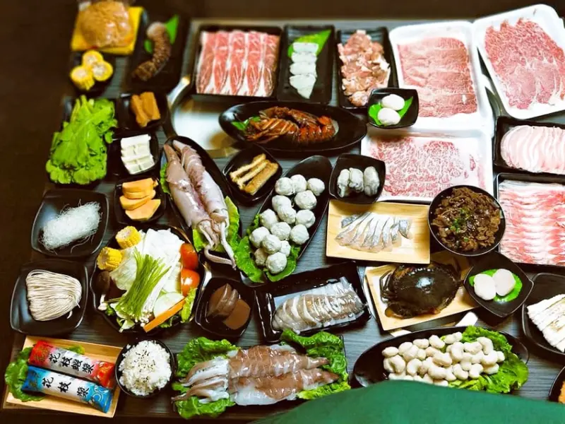 藝文特區也有新的超市鍋物啦，日本黑毛和牛.爆卵紅蟳跟澎湖產地直送的海鮮，這裡通通有!!