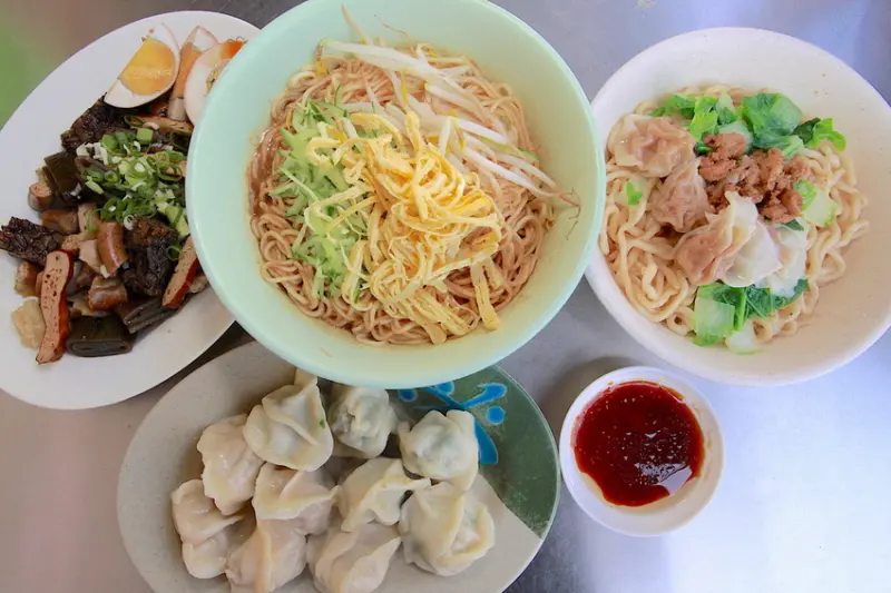 吃。高雄|左營區|果貿社區，隱藏版美味小吃，眷村傳統美食「麵點麵」。