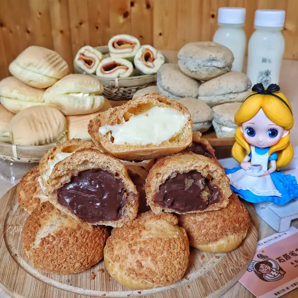 【彰化x食記】石原省太郎。10元爆漿泡芙。銅板價料多實在。空調開放內用空間紅茶無限暢飲。