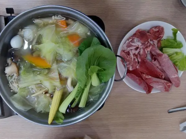 高雄三民區=<食>柴鍋寶小火鍋~百元小火鍋大推薦＊沒有過多火鍋料充數＊湯頭簡單又好喝＊店犬小柴超可愛＊尖尼的近期新歡=