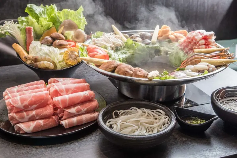 [新北板橋]板橋越式料理推薦！超酷越式鐵帽鍋，還有平價美味道地越南料理！粉享喫鍋 - 大手牽小手。玩樂趣